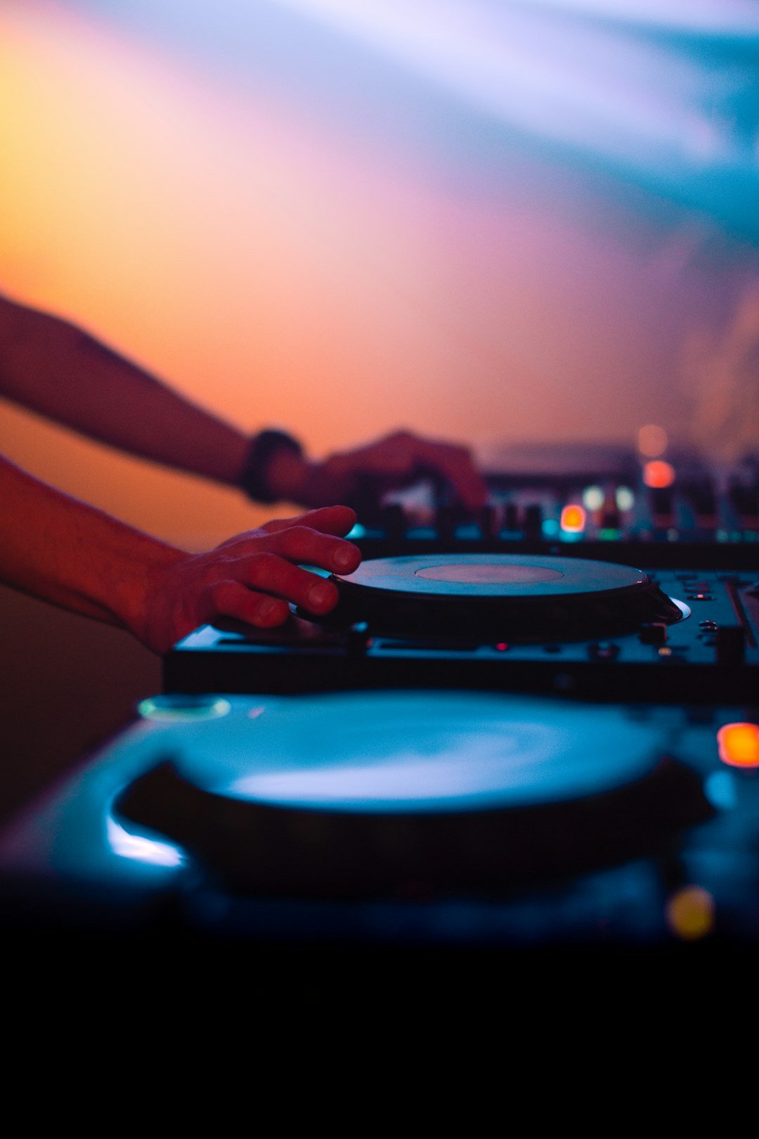 dj-controller-ikut7niw8ve
